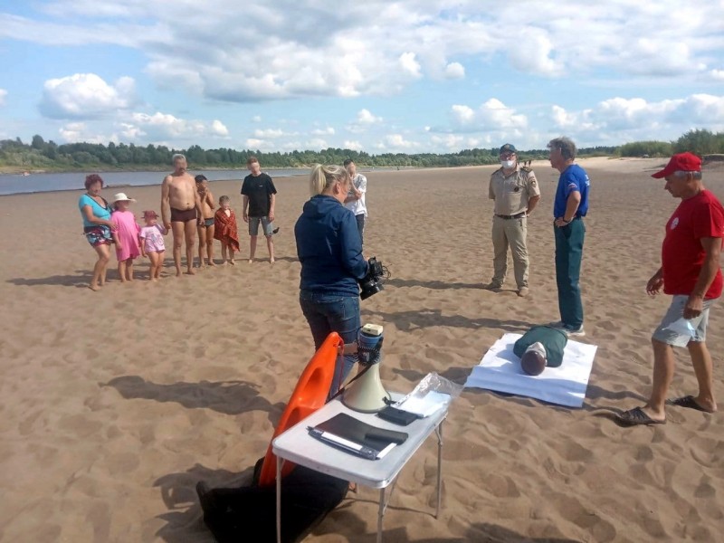 На эжвинском пляже спасатели продемонстрировали приемы спасения утопающих 