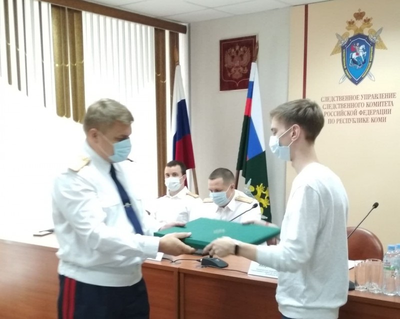 Студентам из Сыктывкара, спасшим тонувших детей, вручили Почетные грамоты председателя Следственного комитета России