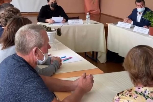 Игорь Булатов обсудил с жителями поселка Якуньель реорганизацию школы

