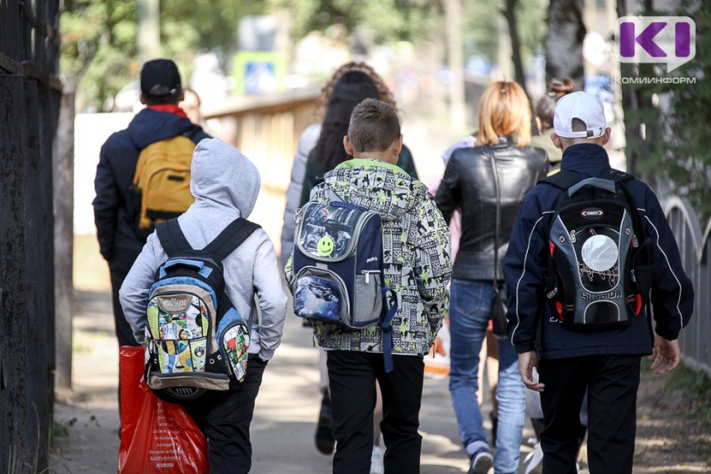 Путин поручил начать выплаты по 10 тысяч рублей на школьников со 2 августа