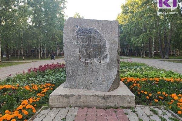 В Сыктывкаре с памятника чернобыльцам пропал барельеф 