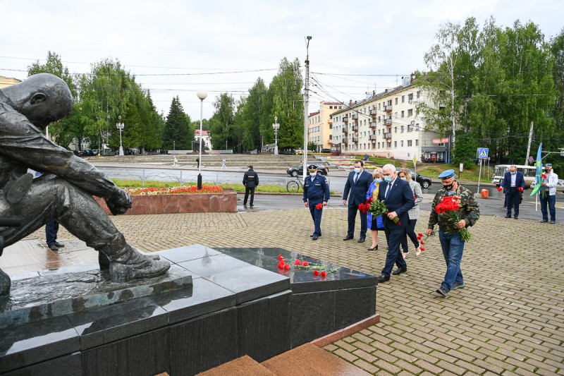 Владимир Уйба почтил память воинов-десантников, погибших на полях сражений