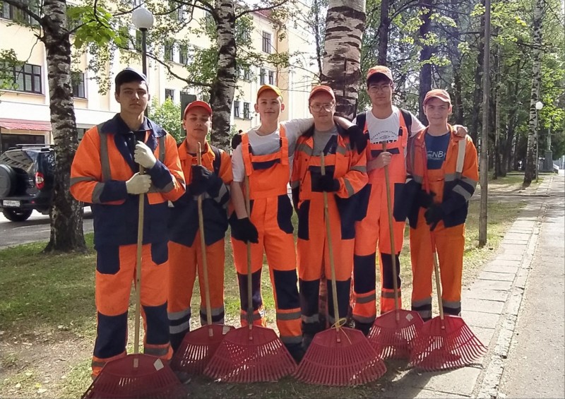 Сыктывкарские школьники на собственном опыте оценили важность работы дворника