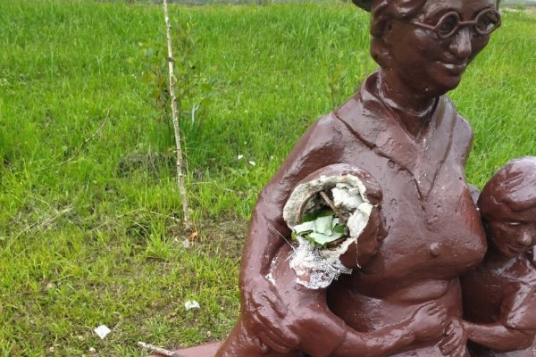 Памятник бабушке в Усинске сломали вандалы  