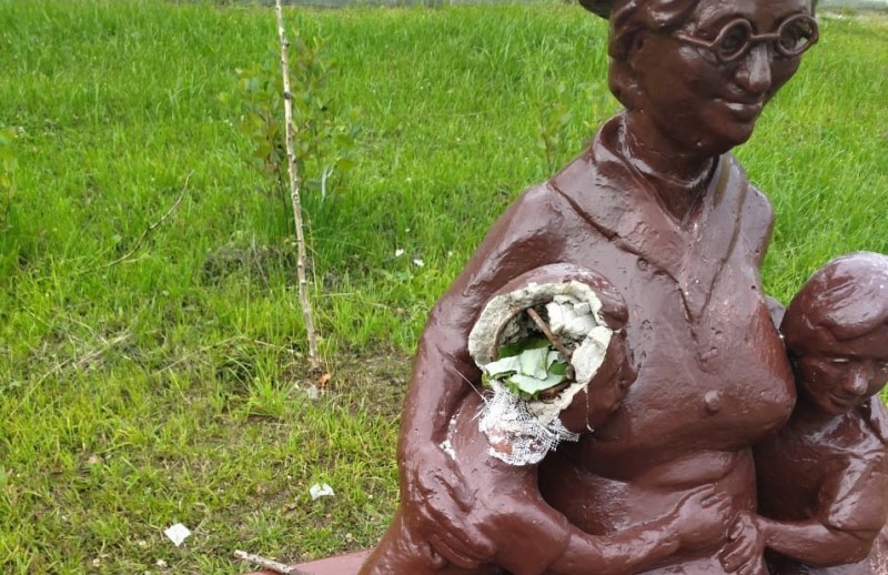 Памятник бабушке в Усинске сломали вандалы  