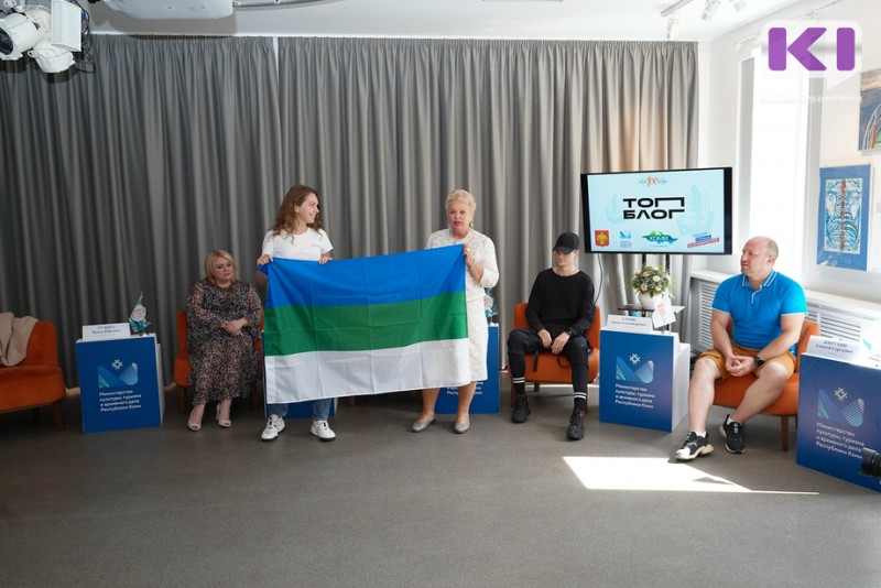 Топ-блогерам вручили флаг Коми, который поедет по регионам России 