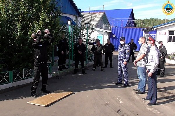 В День ВДВ в ухтинской ИК-8 осужденные соревновались в гиревом спорте

