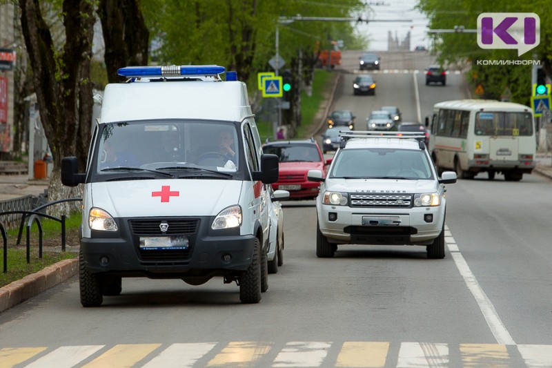 В Сыктывкаре в аварии пострадал пассажир "Скорой помощи"