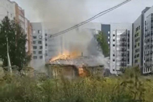 В сыктывкарском м.Давпон горит дом