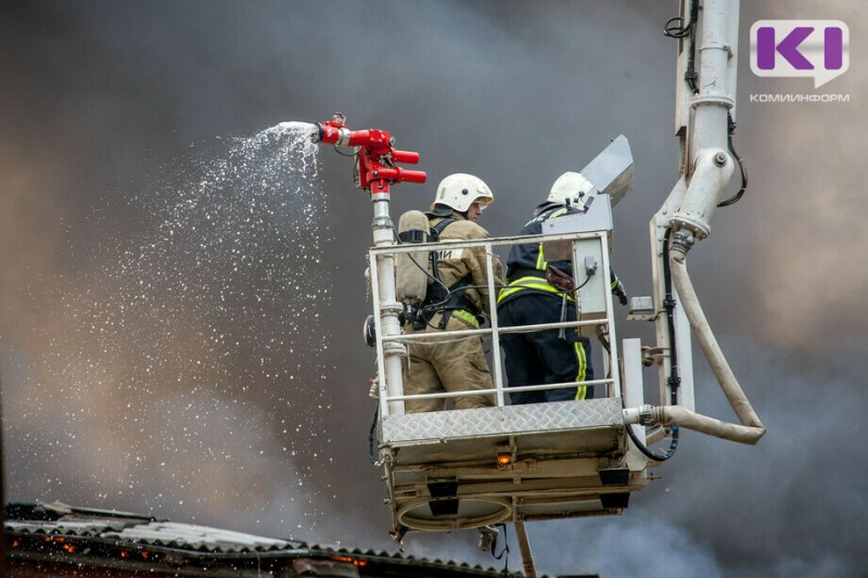 За минувшие сутки пожарные в Коми спасли трех человек