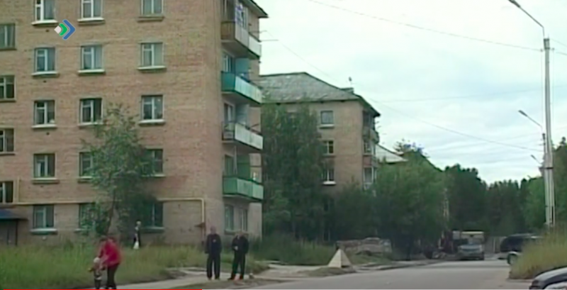 В ухтинском поселке Водный задействуют дополнительные силы для ремонта аварийной крыши дома по Ленина, 16
