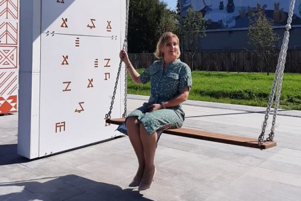 Наталья Хозяинова протестировала качели на новой площадке у Центрального бассейна в Сыктывкаре