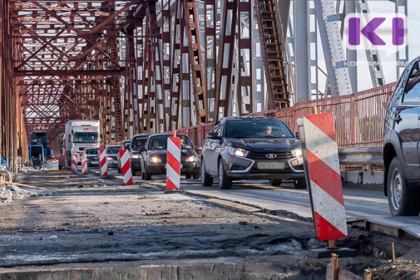 Из-за ремонтных работ на мосту через Вычегду пострадали несколько автомобилей


