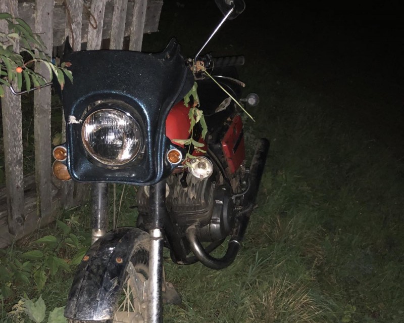 В Сыктывдинском районе мотоциклист без прав опрокинулся на поле и сам же пострадал