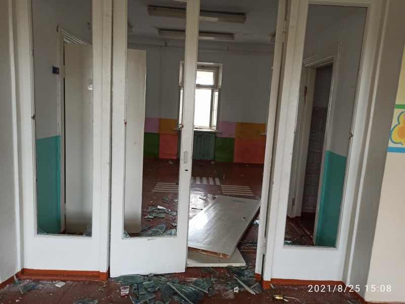 В Воркуте вандалы разобрали бывший детский сад "Теремок"

