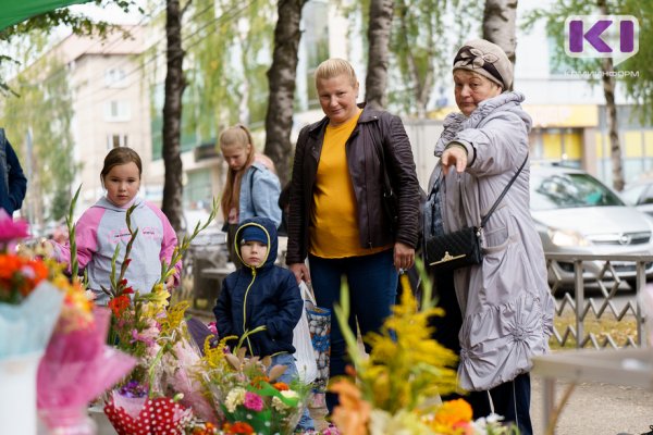 В преддверии 1 сентября сыктывкарцы штурмуют цветочные базары и магазины