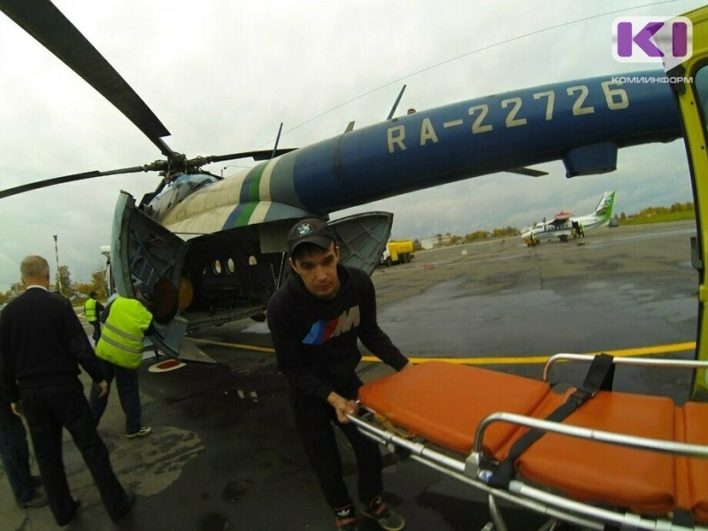 В Печоре на вертолете эвакуировали тяжелобольного рыбака 