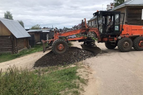 Решаем вместе: в сыктывкарском поселке после жалобы заасфальтировали яму на дороге