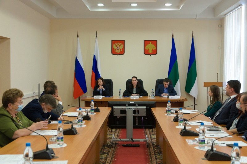 В Коми обсудили перспективы развития лесопромышленного комплекса и легкой промышленности республики