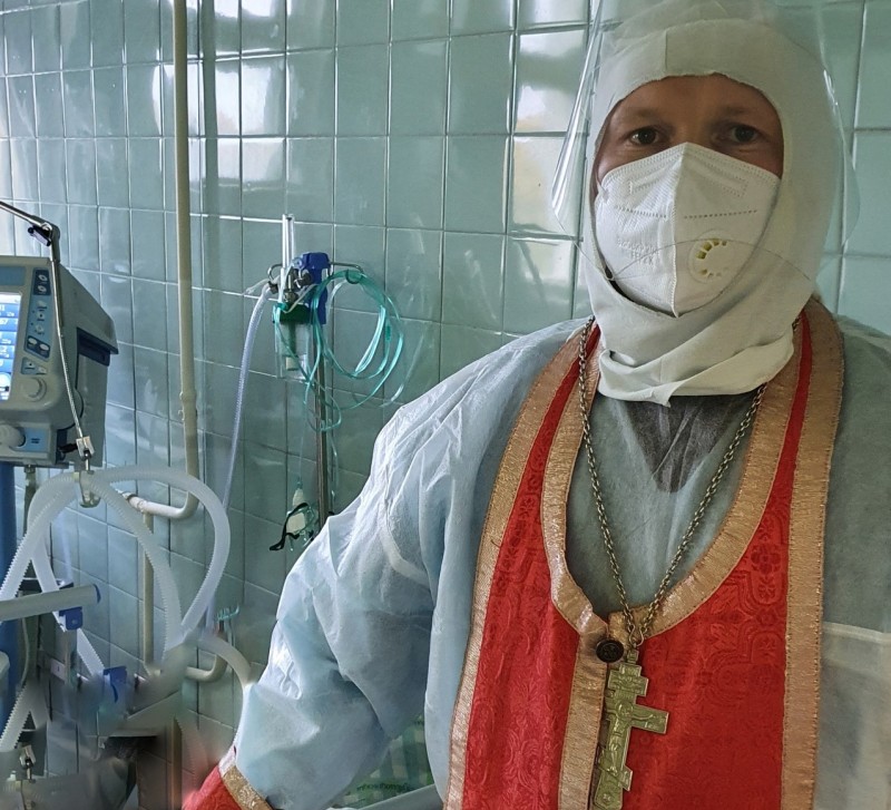 В Коми священник впервые провел причастие в "красной зоне" больной коронавирусом

