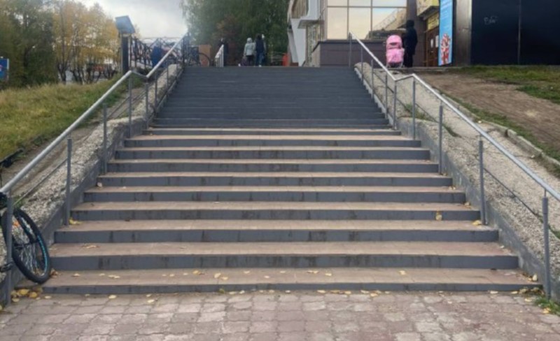 В Сыктывкаре отремонтировали лестницу около "Дома быта" после жалобы горожан