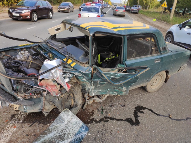 В Сыктывкаре водитель "пятерки" устроил двойное столкновение, в котором сам же и пострадал