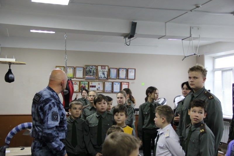 В Воркуте сотрудники ОМОН провели день открытых дверей для подшефных кадетов