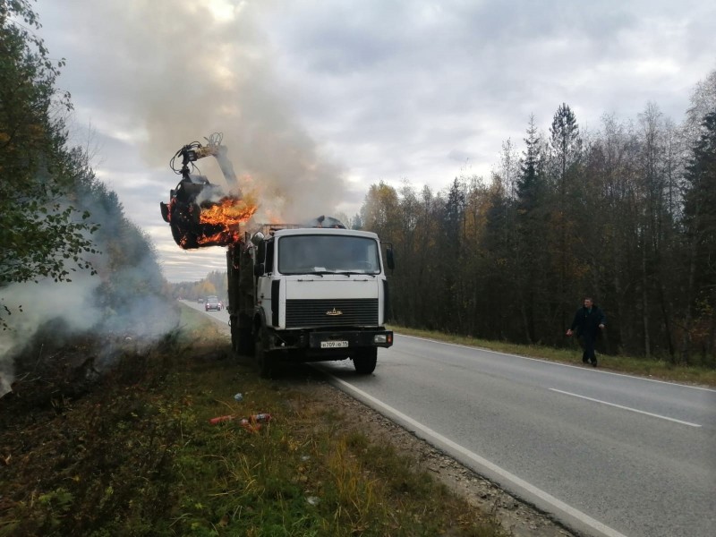 В Усть-Вымском районе потушили горящий грузовик