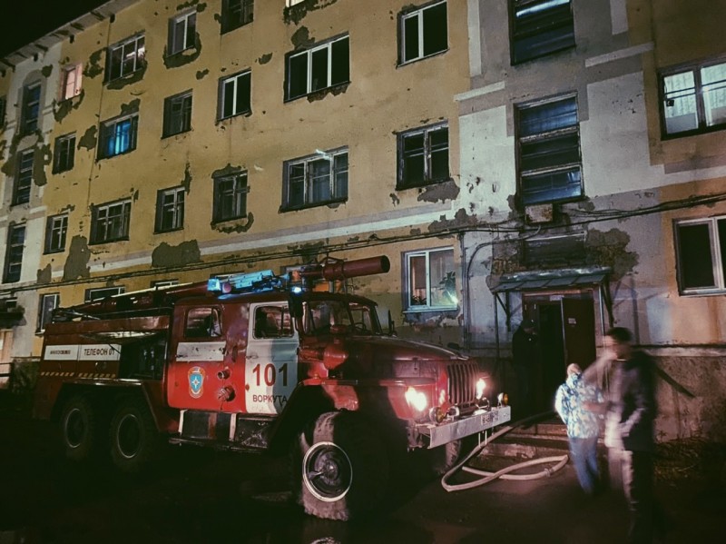 В Воркуте пожарные спасли пять человек, в том числе двух детей