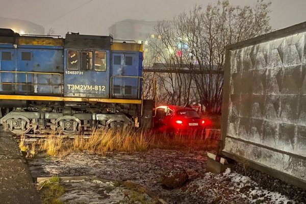 В Воркуте пожилой водитель не заметил тепловоз