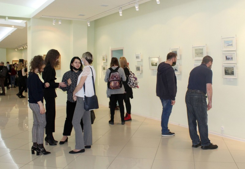 "В искусстве жизнь": в Заполярье открылась выставка живописи и графики воркутинских художников
