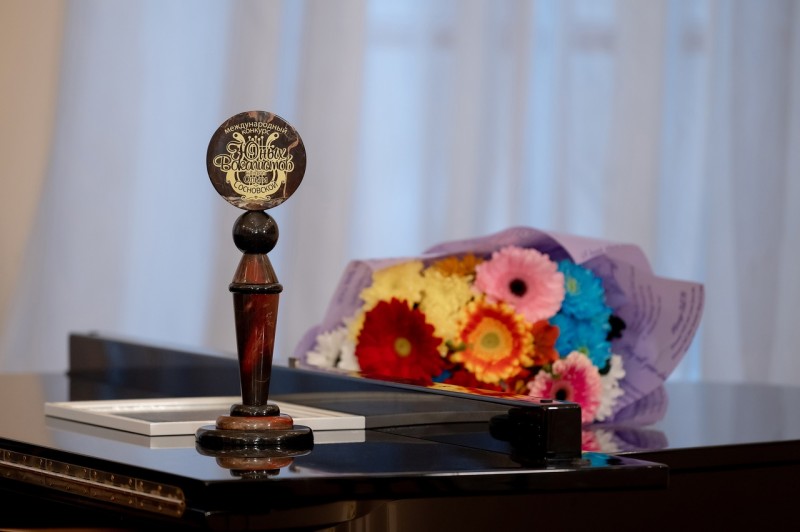 К XXI Международному конкурсу юных вокалистов на приз Ольги Сосновской вновь изготовлена статуэтка Гран-при из уральских самоцветов