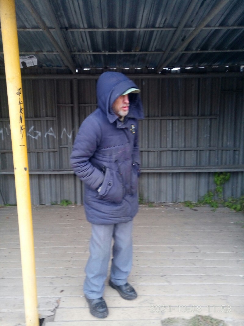 Ухтинцы призывают помочь бездомному, который две недели живет на автобусной остановке

