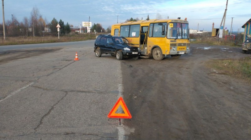В аварии со школьным автобусом в Усть-Вымском районе дети не пострадали