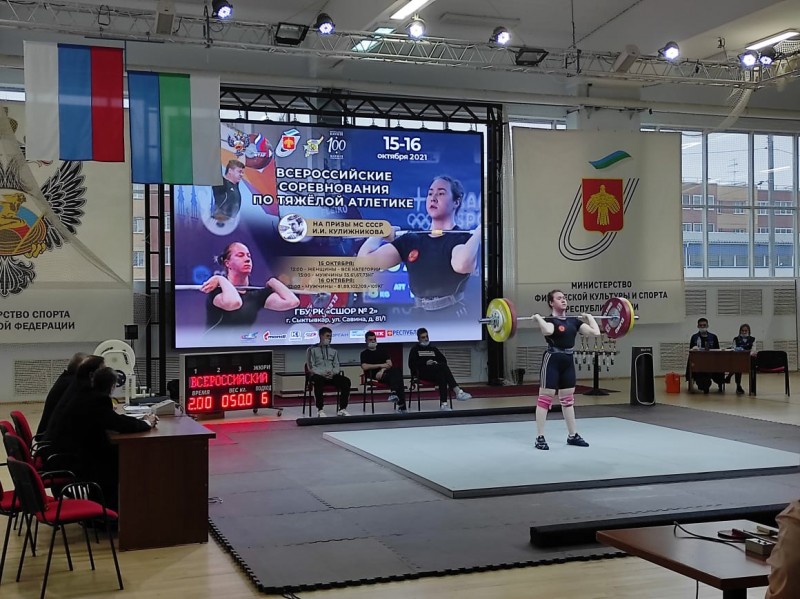 Сильнейшие тяжелоатлеты начали борьбу на всероссийских соревнованиях в Сыктывкаре