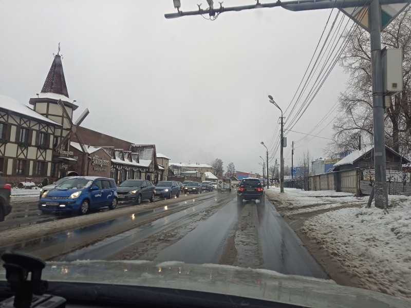 В Сыктывкаре первый снег спровоцировал пробки на дорогах