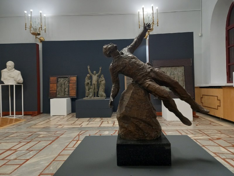 В Коми открылась персональная выставка к юбилею скульптора-монументалиста Анатолия Неверова