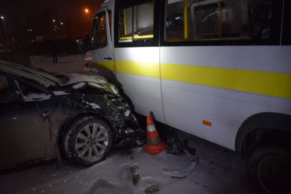 В Ухте столкнулись два микроавтобуса Mercedes-Benz и Opel Astra