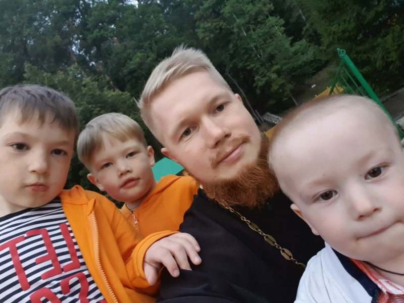 Быть папой: иерей Иоанн Коюшев рассказал, каково быть отцом трех мальчишек