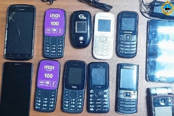 В исправительную колонию в Ухте пытались закинуть 12 телефонов