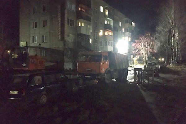 В Сыктывкаре устраняют утечку на водоводе в районе улице Печорской