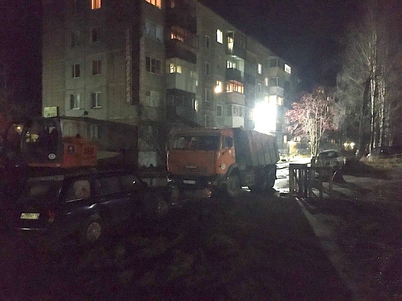 В Сыктывкаре устраняют утечку на водоводе в районе улице Печорской