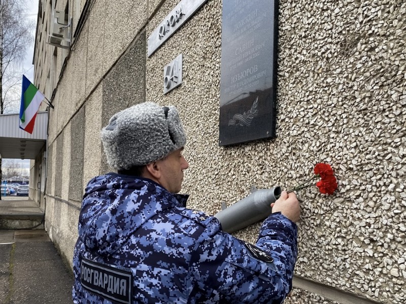 В Коми почтил память сотрудников органов внутренних дел и военнослужащих, погибших при исполнении служебного долга