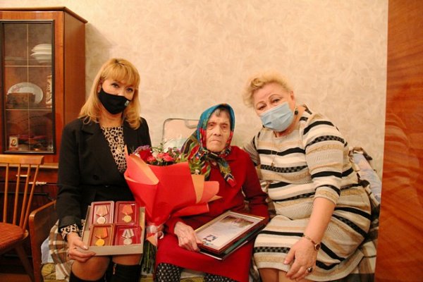 Жительницу Сыктывкара Анну Таскаеву поздравили со 100-летием от имени президента России