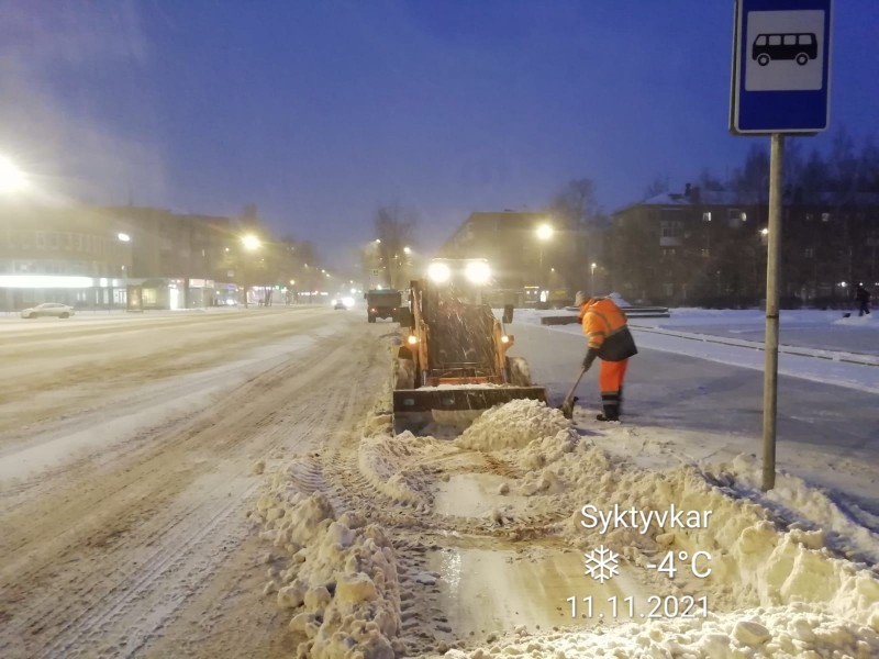 На улицах Сыктывкара работают 32 единицы снегоуборочной техники