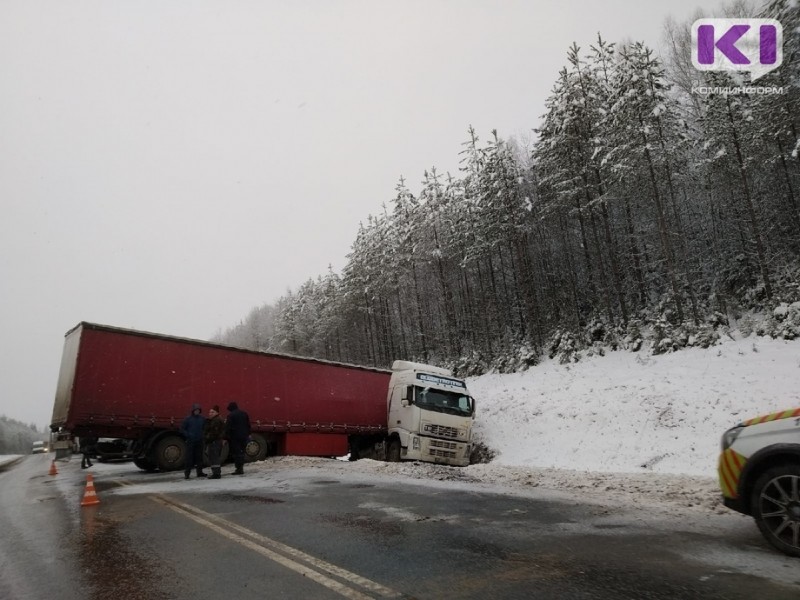 В километре от поворота на Морово образовалась пробка
