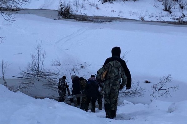 Вы ходите по тонкому льду: в Ижемском районе родители рискуют жизнями школьников и возят их домой через полынью