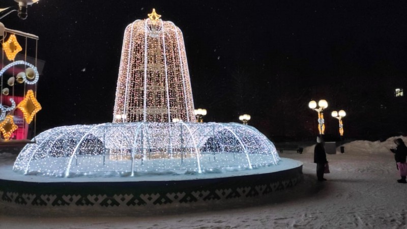 В Сыктывкаре на Театральной площади вырос новогодний фонтан
