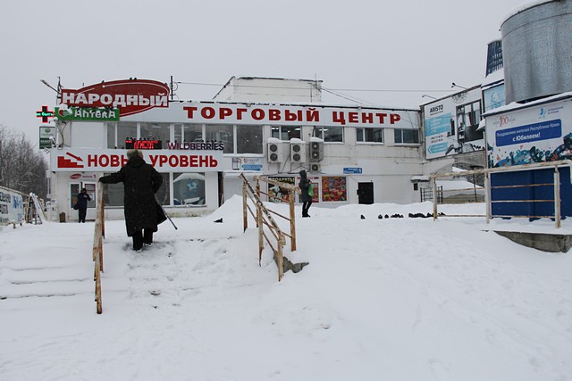 В Сыктывкаре на лестницах в торговый центр "Народный" не убирают снег несколько дней
