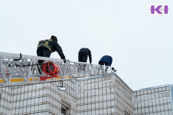 На пожаре в Воркуте огнеборцы спасли восемь человек